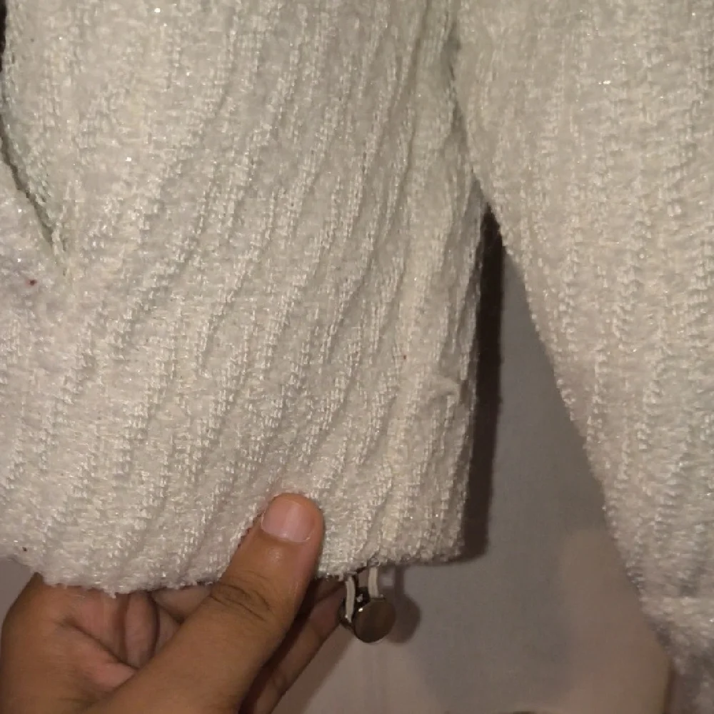 Elegant White Puffer Jacket (Stain On Sleeve) - Picture 7 of 11